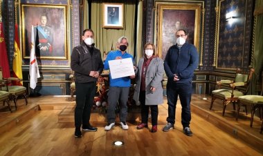 El AYUNTAMIENTO DE MAZARRÓN Y EL CLUB DE TENIS DE MAZARRÓN HACEN ENTREGA A CRUZ ROJA DE LA RECAUDACIÓN DEL III TORNEO MEMORIAL GINÉS ZAMORA EN BENEFICIO A LOS DAMNIFICADOS DE LA PALMA