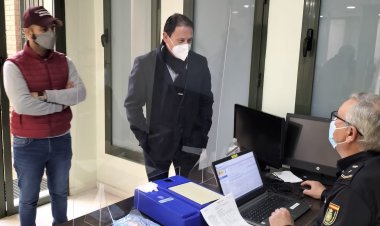 EL ALCALDE DE MAZARRÓN, GASPAR MIRAS, VISITA EL SERVICIO DE EMISIÓN Y RENOVACIÓN DE DNI EN SU PRIMER DÍA DE FUNCIONAMIENTO