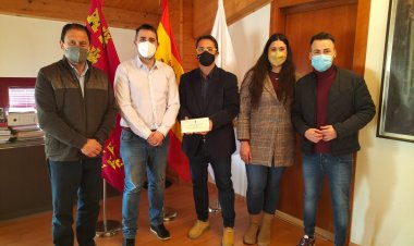 EL AYUNTAMIENTO DE MAZARRÓN ENTREGA A LA ASOCIACIÓN D’GENES LOS BENEFICIOS DE LA VENTA DE LA REVISTA DE LAS FIESTAS PATRONALES 2021