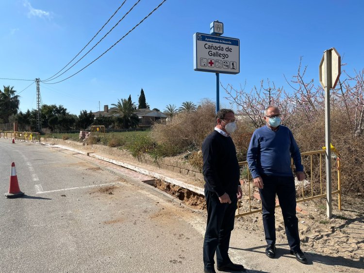 EL ALCALDE DE MAZARRÓN, GASPAR MIRAS, VISITA LAS OBRAS DE SOTERRAMIENTO DE LA LÍNEA ELÉCTRICA EN CAÑADA DE GALLEGO