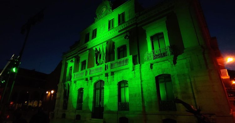 CASAS CONSISTORIALES SE VISTE DE VERDE PARA CONMEMORAR EL DÍA INTERNACIONAL DE LAS ENFERMEDADES RARAS