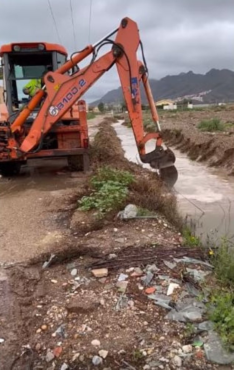 EL AYUNTAMIENTO DE MAZARRÓN SIGUE TRABAJANDO A PLENO RENDIMIENTO PARA EVITAR QUE LA LLUVIA CAUSE DESPERFECTOS