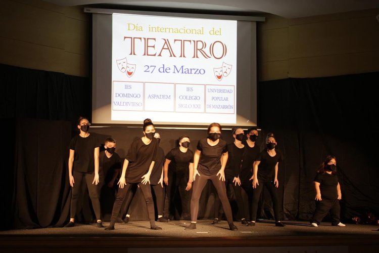 LA UNIVERSIDAD POPULAR CELEBRÓ EL DÍA MUNDIAL DEL TEATRO CON LA PARTICIPACIÓN DEL IES DOMINGO VALDIVIESO, EL IES – COLEGIO SIGLO XXI Y ASPADEM