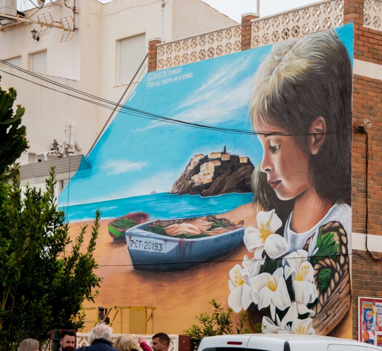 HOMENAJE A LA MUJER EN SU NIÑEZ A TRAVÉS DE UN MURAL EN BOLNUEVO