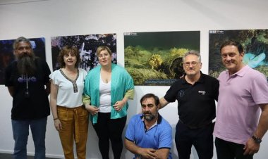 INAUGURACIÓN DE LA EXPOSICIÓN DE FOTOGRAFÍAS SUBACUÁTICAS DE FLORA Y FAUNA INTERACTUANDO CON BASURA MARINA