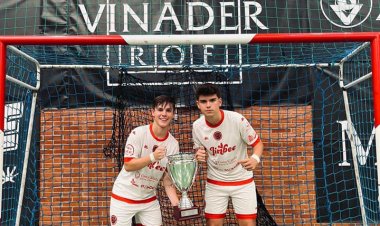 Los mazarroneros Juan Carlos Sánchez Ocaña y Daniel Martínez Ruano, jugadores del Jimbee Cartagena fs, se proclaman campeones de la Copa federación juvenil de Murcia.