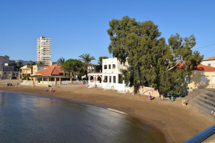 Servicios de emergencia no han podido salvar la vida de un hombre de 64 años que ha sufrido síndrome de inmersión en la playa frente del hotel Bahía Chica en Mazarrón