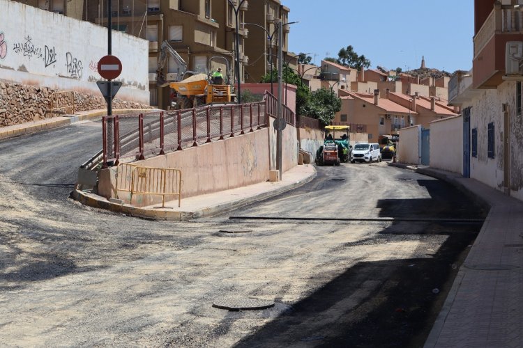 EL AYUNTAMIENTO DE MAZARRÓN CONTINÚA REALIZANDO TRABAJOS DE RENOVACIÓN Y REASFALTADO EN SUS CALLES