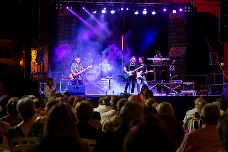 LA PLAZA DEL AYUNTAMIENTO VIBRA CON EL CONCIERTO DE "LOS PUNTOS"