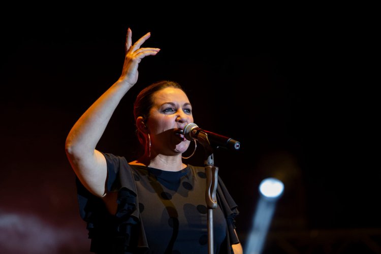 LLENO ABSOLUTO EN EL CONCIERTO DE NIÑA PASTORI EN BOLNUEVO