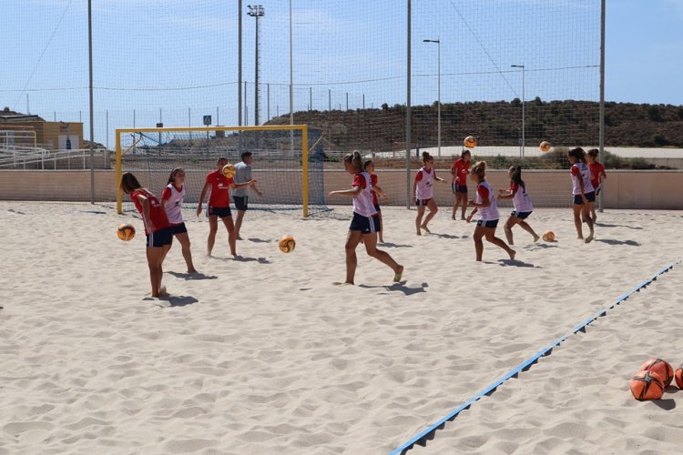 LAS SELECCIONES ESPAÑOLAS MASCULINA Y FEMENINA DE FÚTBOL PLAYA ENTRENAN EN MAZARRÓN ESTA SEMANA