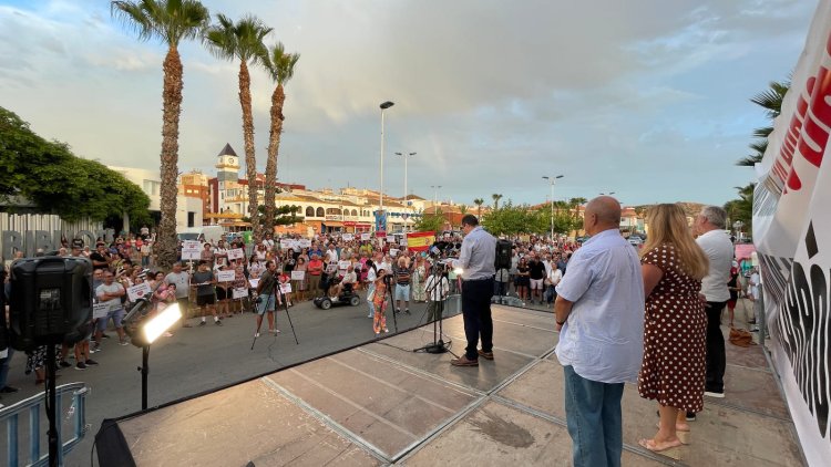 MAZARRÓN SALE A LA CALLE PARA RECLAMAR LA APERTURA DE URGENCIAS 24H TODO EL AÑO EN PUERTO DE MAZARRÓN