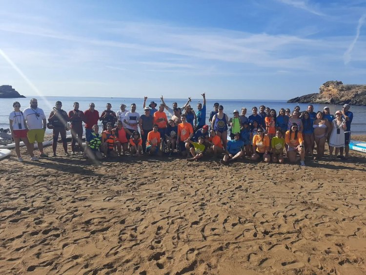 EL CENTRO DE DÍA DE PERSONAS CON DISCAPACIDAD DISFRUTA DE LA 2ª JORNADAS DE SURF Y PADDEL SUP EN BAHÍA MAZARRON