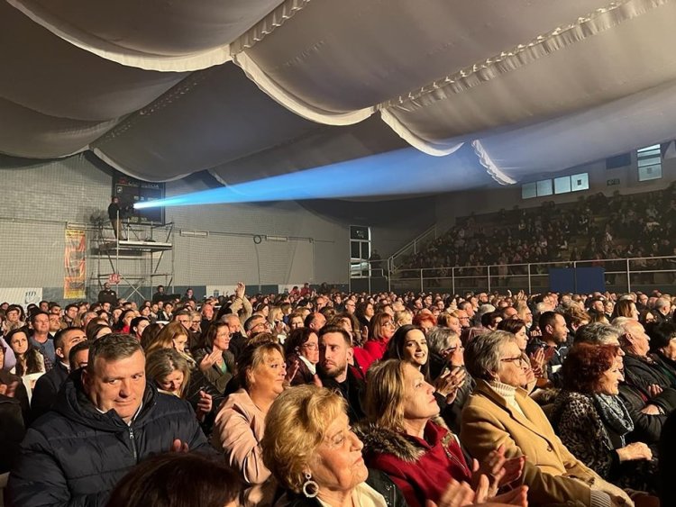 UN PABELLÓN DE DEPORTES ABARROTADO RECIBE LA GRANDIOSA VOZ DE PASTORA SOLER