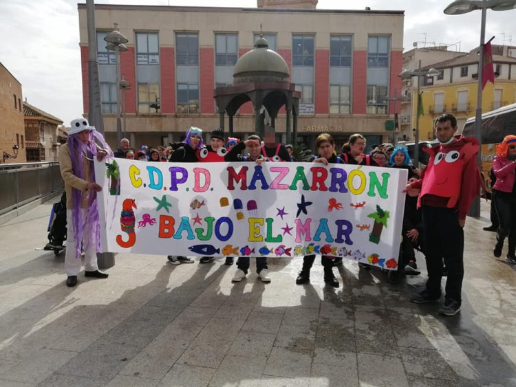 LOS USUARIOS DEL CENTRO DE DÍA DE PERSONAS CON DISCAPACIDAD DESFILAN EN TOTANA