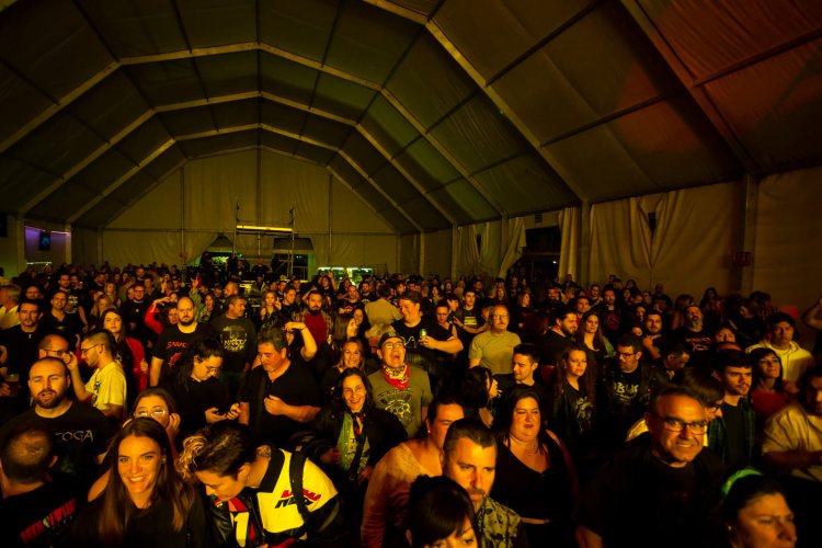 FESTEJOS I ALMAZAROCK ARRASA EN LA CARPA MUNICIPAL DEL RIHUETE