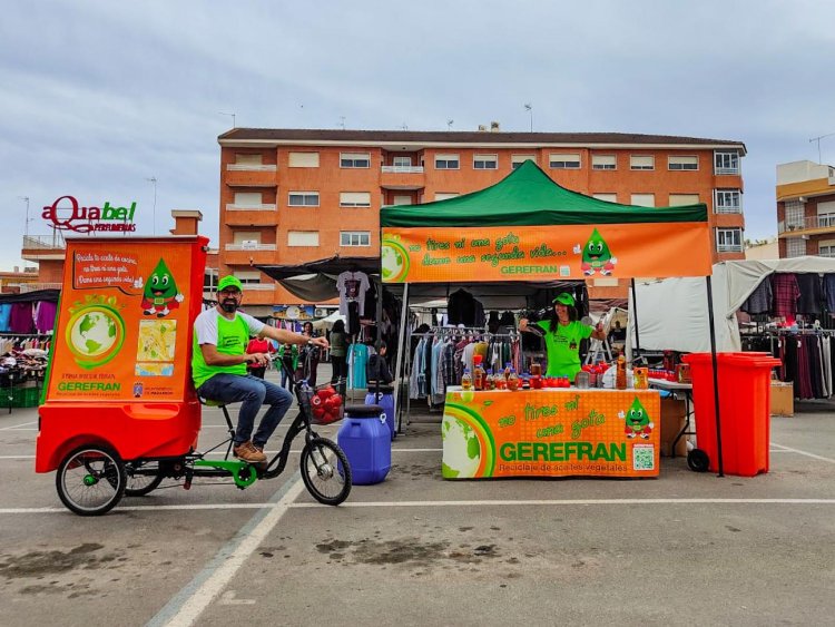 No tires ni una gota, dame una segunda vida', bajo este eslogan la Concejalía de Medioambiente del Ayuntamiento de Mazarrón organizó en el mercadillo semanal del sábado una jornada de concienciación sobre la importancia de reciclar el aceite usado.