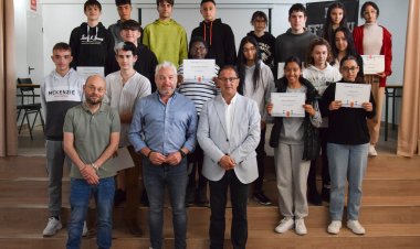 EL ALCALDE Y EL CONCEJAL DE CULTURA ENTREGAN DIPLOMAS AL ALUMNADO DEL IES FELIPE II POR SU PARTICIPACIÓN EN PROYECTOS EUROPEOS