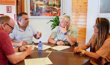 El alcalde renueva el compromiso del Ayuntamiento con la Cofradía de Pescadores del Puerto de Mazarrón.