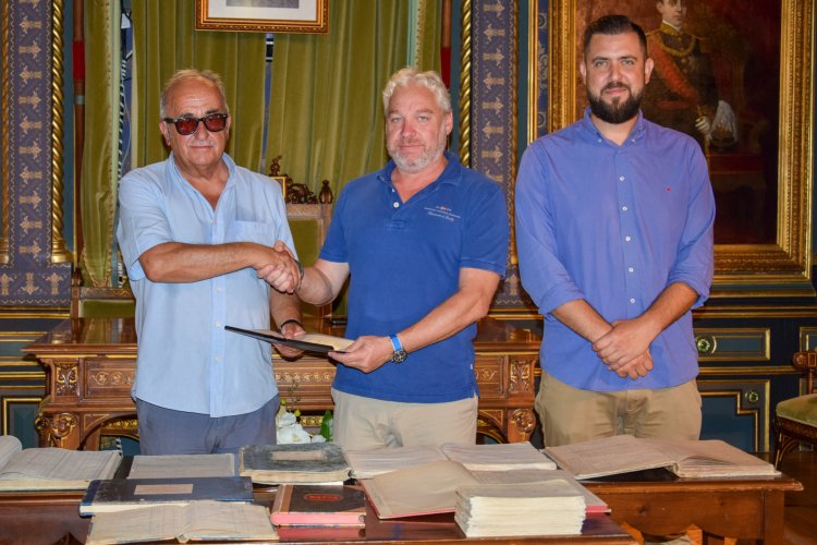 Fernando Berenguer dona al Archivo Municipal documentación sobre la industria minera.