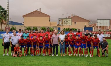 El Mazarrón FC presenta la nueva plantilla con la presentación del alcalde Ginés Campillo.