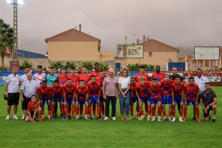 El Mazarrón FC presenta la nueva plantilla con la presentación del alcalde Ginés Campillo.