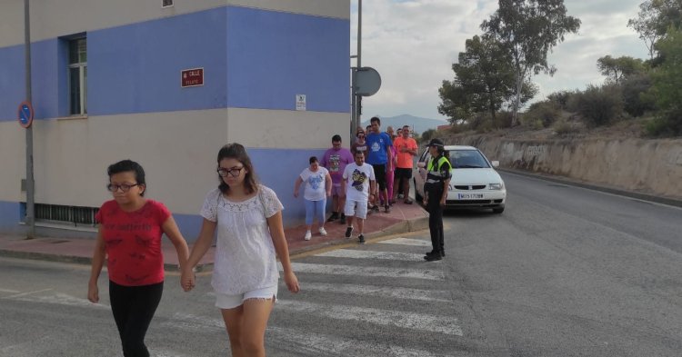 Policía Local enseña educación vial a los usuarios del Centro de Discapacidad Intelectual.