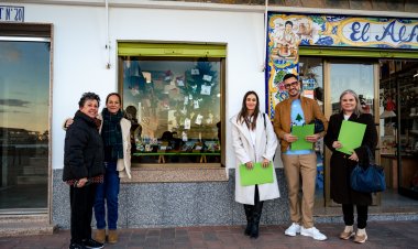 Una quincena de establecimientos participan en el XX Concurso de Decoración de Escaparates de Navidad de 2023.
