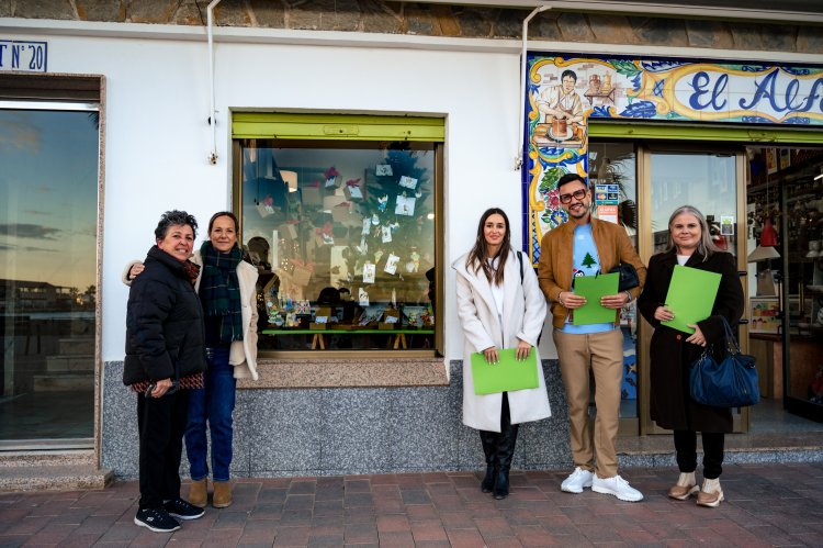 Una quincena de establecimientos participan en el XX Concurso de Decoración de Escaparates de Navidad de 2023.