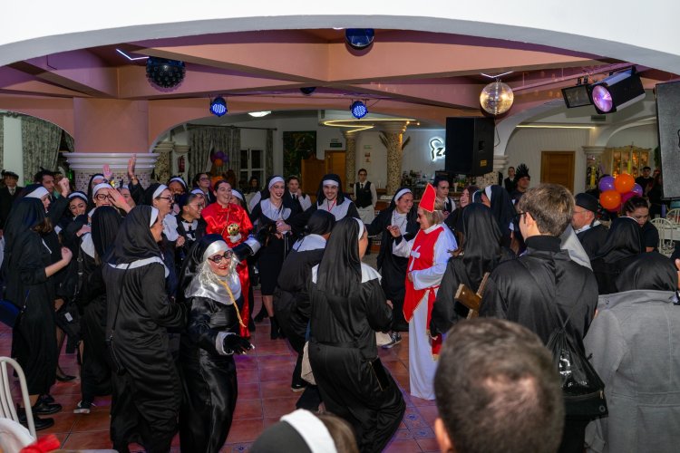 El Carnaval de Mazarrón calienta motores con la cena de convivencia entre peñas y comparsas