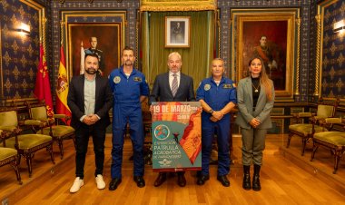 Paracaidistas de la PAPEA realizarán una exhibición en Puerto de Mazarrón el martes 19 de marzo