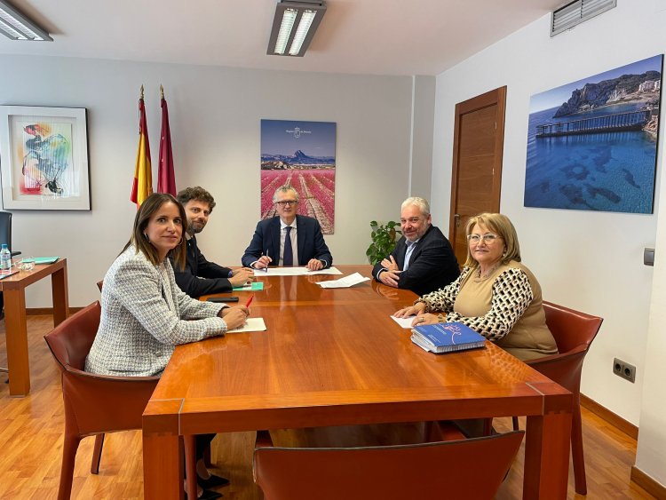 Nuestro alcalde, Ginés Campillo, y la concejal de Sanidad, Carmen Navarro, mantuvieron una reunión con el consejero de Sanidad, Juan José Pedreño.