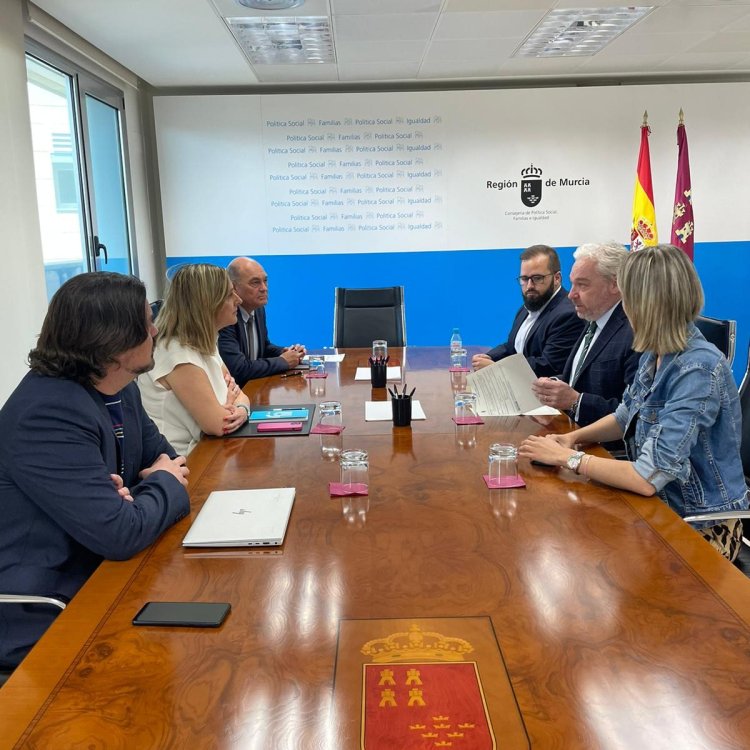 Reunión urgente convocada por el alcalde de Mazarrón, y en presencia de los concejales María Isabel Carrillo u Jesús García , se abordaron temas de gran relevancia con Conchita Ruiz, Consejera de Política Social, Familias e Igualdad.