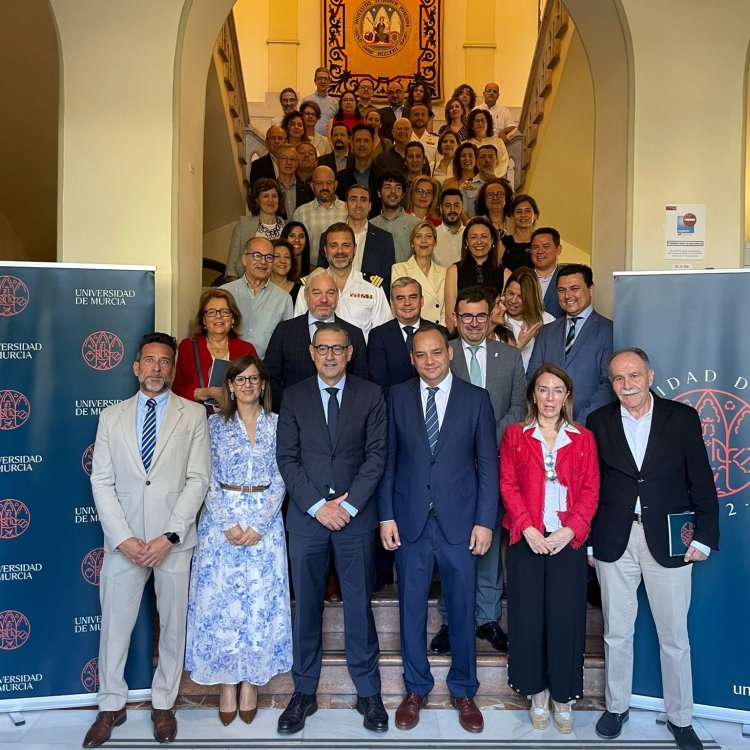 El alcalde de Mazarrón, @gines_campillo,  acudió el pasado martes 14 de mayo a la presentación de la programación de los Cursos de Extensión Universitaria y las Escuelas de Verano 2024 de la Universidad de Murcia.