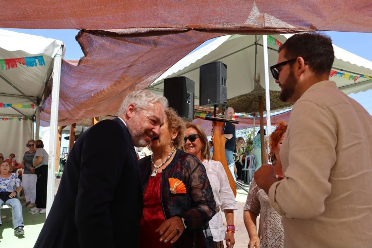 ¡Celebración a lo grande en el Centro de Día de Mayores! Ayer, nuestros queridos mayores disfrutaron de una gran comida con motivo de las fiestas de mayo.