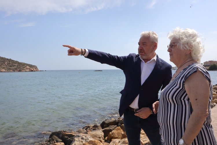 El alcalde de Mazarrón @gines_campillo  ha recibido a la reconocida arqueóloga e historiadora, experta en cultura y epigrafía fenicia, la Dra. María Josep Estanyol,