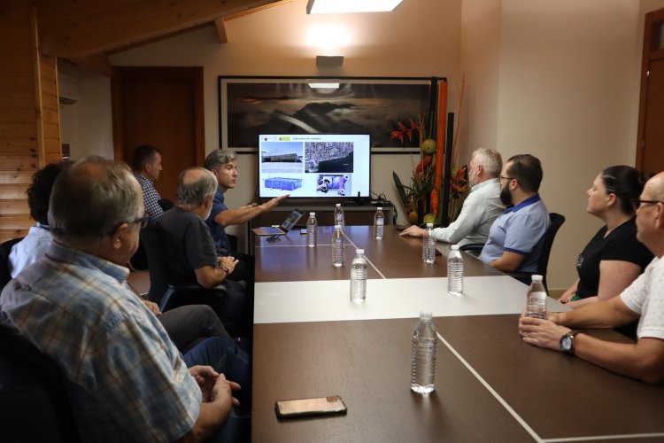 La Universidad de Valencia encargada de la extracción del barco fenicio ha querido mantener una reunión con el Ayuntamiento de Mazarrón con motivo de la próxima extracción del barco.