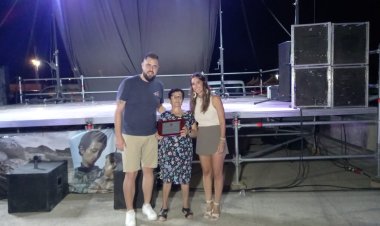 Los concejales Silvia García y Juan Carlos Moreno @lopezliderr, hicieron entrega de una placa a Inés Alarcón como reconocimiento a su amor por la pedanía de Los Rincones, y toda una vida dedicada a su familia y vecinos.