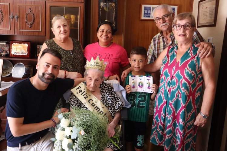 Hoy, Francisca Rubio Vera más conocida como ‘Paquita’, cumple 101 años acompañada de su gente.