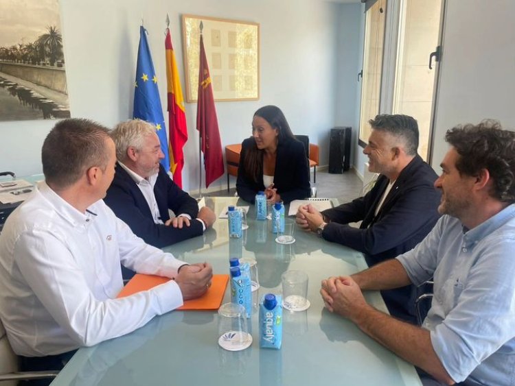 El pasado viernes, el alcalde @gines_campillo y @jorgeduran18, concejal de Cultura, se reunieron con Carmen Conesa, consejera de Turismo, Cultura, Juventud y Deportes.   ✍️Uno de los puntos centrales fue el plan para el barco fenicio 'Mazarrón II'