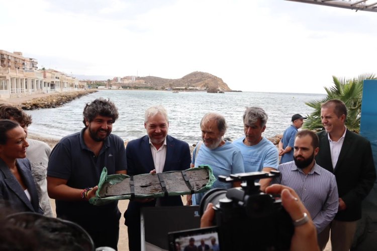 Es un día histórico para Mazarrón, hoy se ha extraído la primera pieza del barco fenicio ‘Mazarrón II