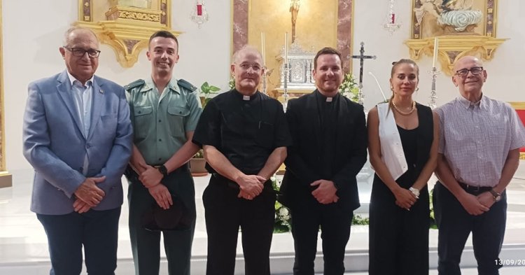 Miembros de la corporación estuvieron presentes en la toma de posesión del nuevo párroco de la Iglesia del Puerto, Pablo Caballero.