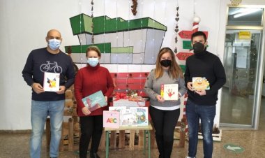 ENTREGA DE LOTES DE LIBROS A LOS CENTROS DE PRIMARIA DEL MUNICIPIO DE MAZARRÓN
