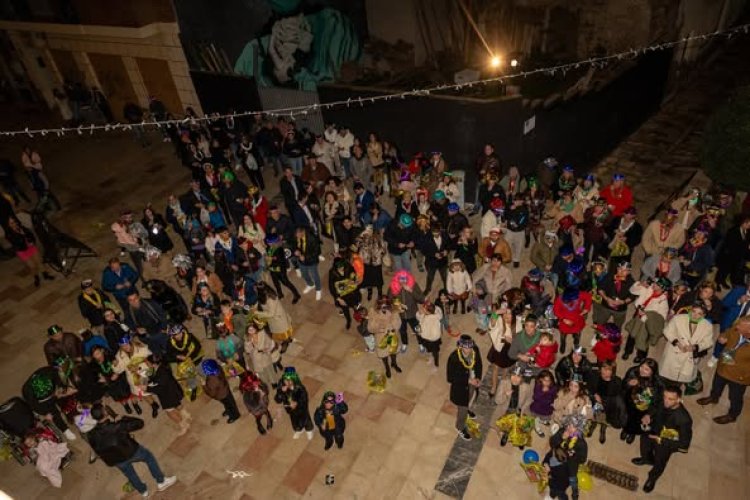 La Plaza del Ayuntamiento dio la bienvenida a 2025 con una multitud de mazarroneros que se reunieron para vivir juntos las tradicionales campanadas.