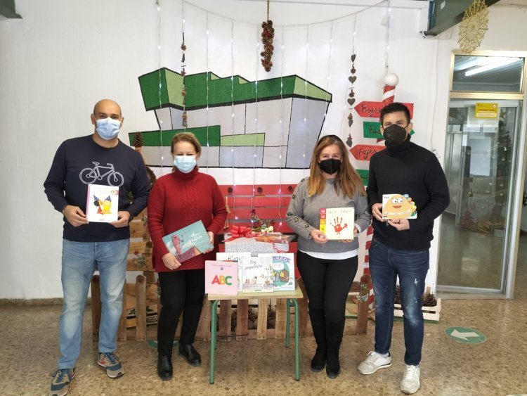 ENTREGA DE LOTES DE LIBROS A LOS CENTROS DE PRIMARIA DEL MUNICIPIO DE MAZARRÓN