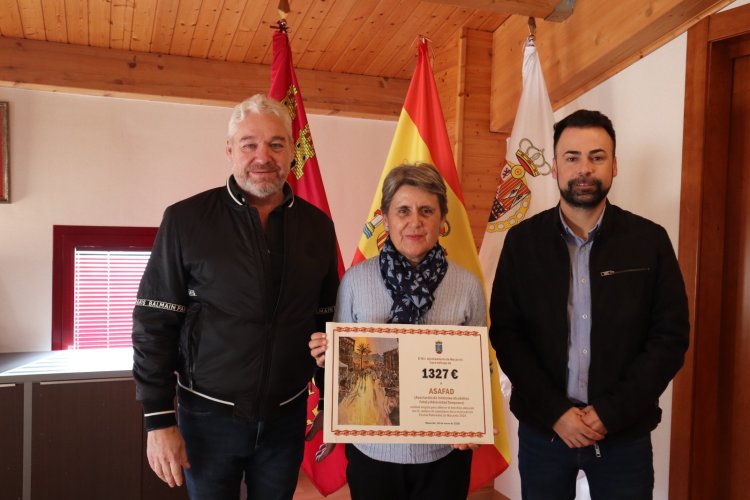 Entrega del cheque de 1.327€,  a ASAFAD, cantidad recaudada por la venta del Libro de las Fiestas Patronales de Mazarrón 2024.