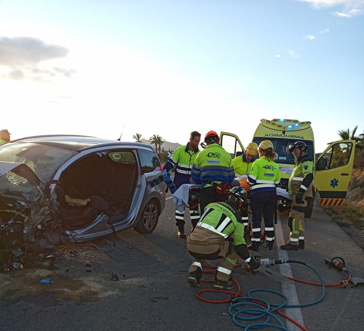 Servicios de emergencia intervienen en un accidente de tráfico en la N-332, en Puerto de Mazarrón.