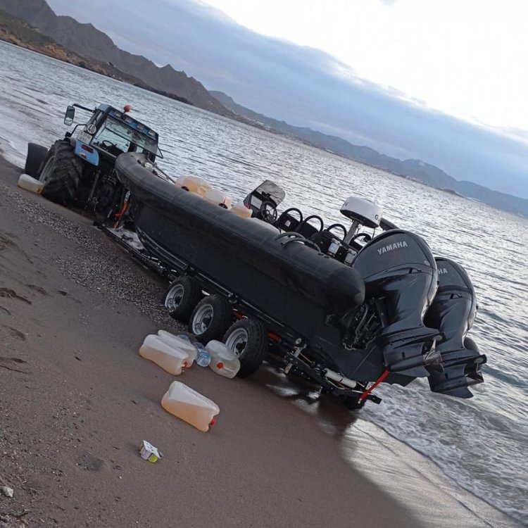 En investigación el  hallazgo de una planeadora cargada de combustible en Cañadas de Gallego, en la Playa de Cobaticas.(Mazarrón)