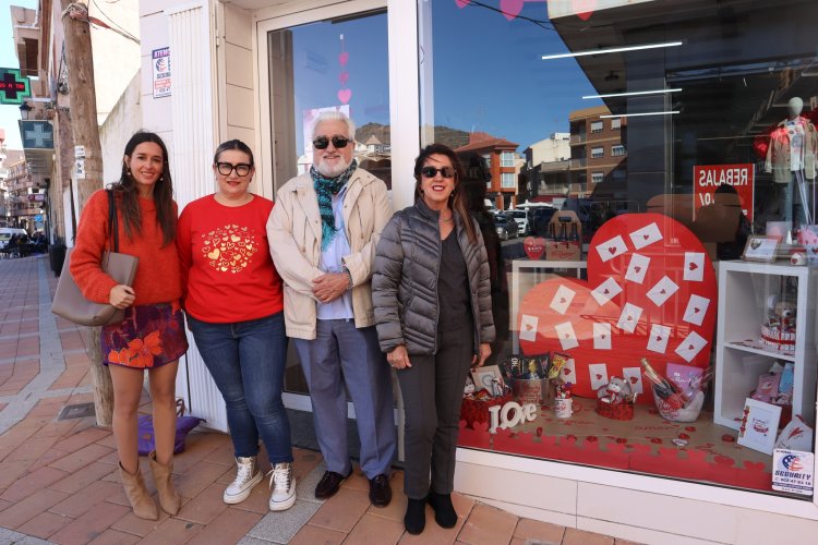 El jurado del concurso de escaparates por San Valentín, ha visitado los comercios participantes, disfrutando de la creatividad y del espíritu romántico de estas fechas.