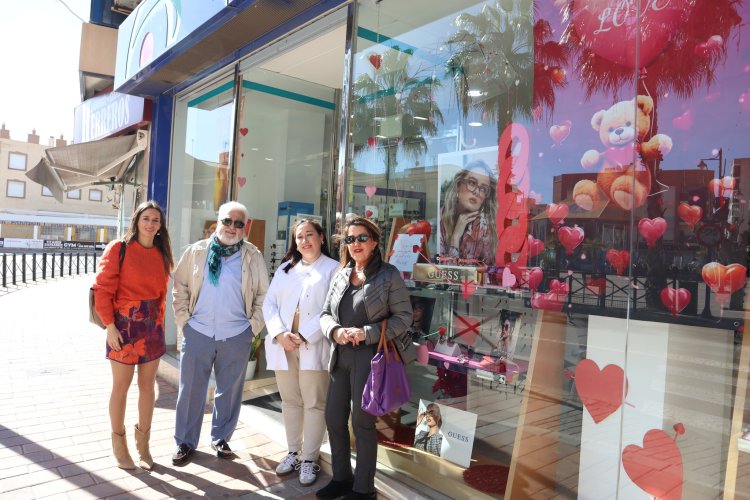 El jurado del concurso de escaparates por San Valentín, ha visitado los comercios participantes, disfrutando de la creatividad y del espíritu romántico de estas fechas.